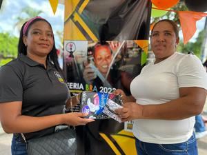 La consejera clínica de BRA, Marine Mueses, entrega productos menstruales a Perla López, participante del evento.