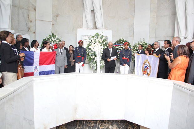 El presidente de los notarios, Pedro Rodríguez habla en el Altar de la Patria.