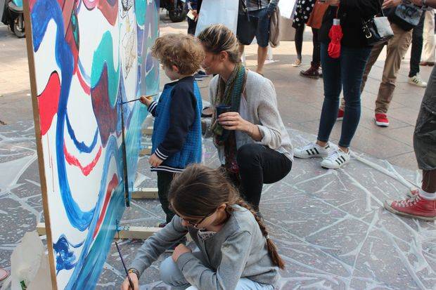 Niños pintando el mural colectivo.