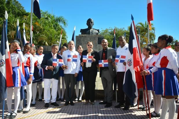 Juan Pablo Uribe, junto a representantes de instituciones educativas y las estudiantes abanderadas de varias escuelas.