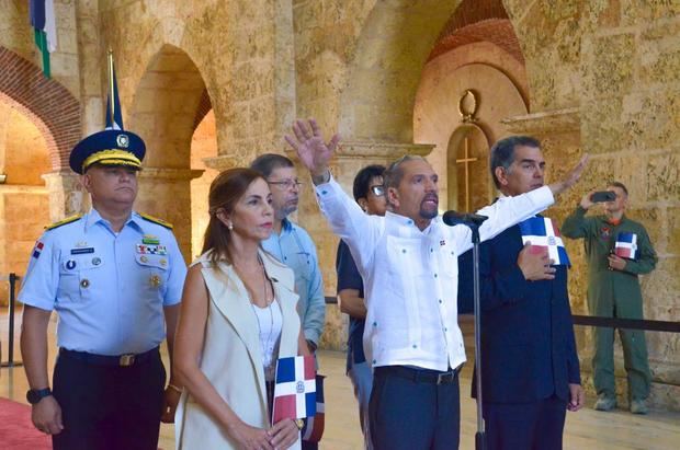 Juan Pablo Uribe, se dirige a los presentes, le acompañan Ingrid Fernández, Ludovino Fernández, Mauricio Ludovino Fernández, Alberto Caamaño y Milagros Caamaño.