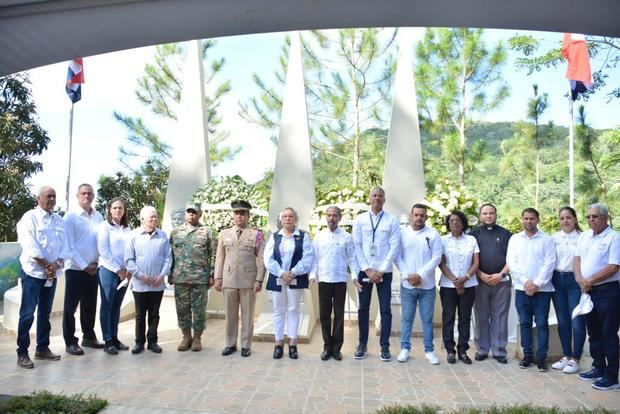 Representantes de diferentes entidades en la explanada del monumento de las heroínas Mirabal y Rufino de la Cruz.