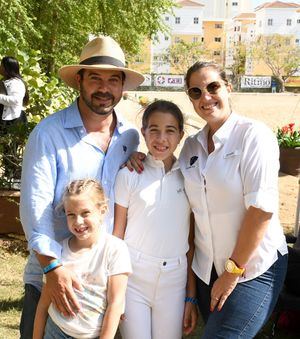 Sebastián, Alexandra, Ana Isabel Borbol