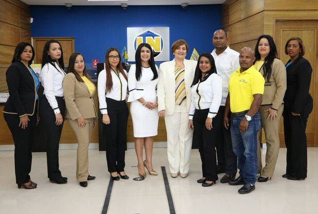 Yazmín Sánchez VP Regional de La Nacional acompañado del Equipo de Trabajo de la Nueva Sucursal.