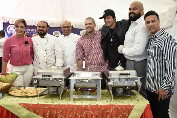 Gina Vicini, finalista de Masterchef República Dominicana; los chefs Saverio Stassi y Martín Omar; el presentador Elliott Martínez, los integrants de Ciudad Ángeles, Gustavo Tavárez y Rafael Estephan, y Keily Manuel Busby, de Masterchef República Dominicana, comparten en la tradicional actividad realizada en la Biblioteca Infantil y Juvenil República Dominicana (BIJRD). 