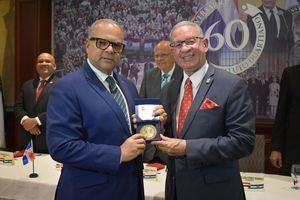 Alejandro Moscoso Segarra, recibe una Medalla Conmemorativa.