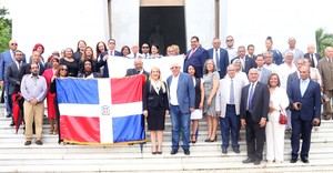 Directivos del Colegio de Notarios en el Altar de la Patria.