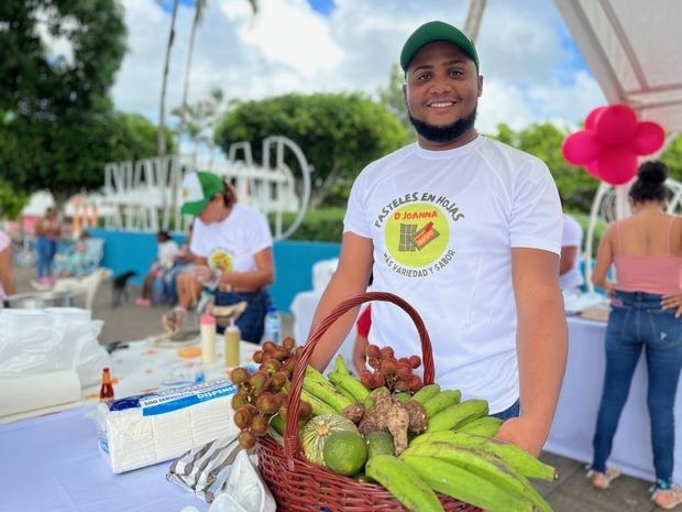 Juan Soriano expone artículos de su emprendedurismo, elaborados con productos agrícolas.