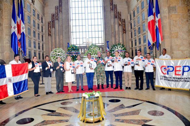 Juan Pablo Uribe, luego de hacer entrega de las medallas conmemorativas a las autoridades de Santiago Rodríguez.