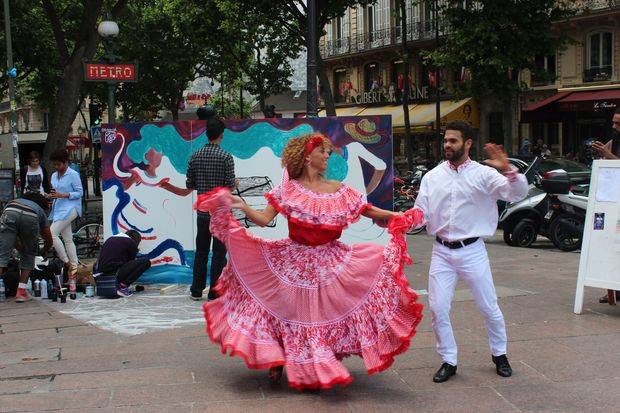 Pareja bailando merengue.