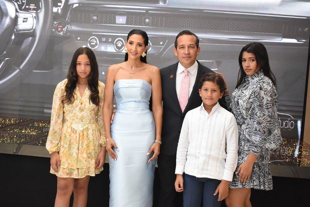Edith Marie Pérez y Yasser González, juntos a sus hijos Daniela, Alonso y Victoria González Pérez.