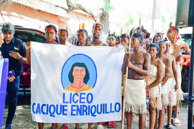 Estudiantes escenifican al cacique.