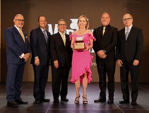 Raúl Hernández Castaños, entrega premio Mortero de Oro Especial a Stephanie Wheeler, Gerente General Pharmatech Farmacéutica S. A. le acompañan Benjamín Pimentel y directores de la Unión de Farmacias m