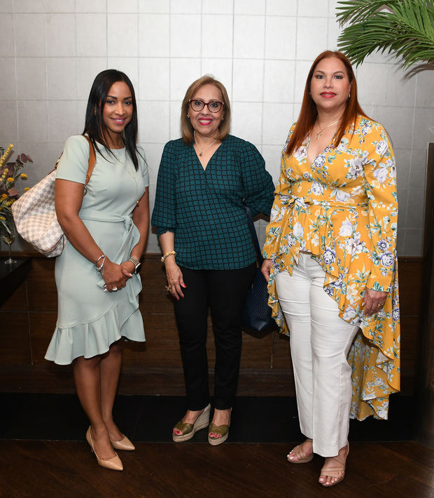 Orlina Soriano, Marisela Lithgow y Evelyn de Ortega.