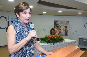 Carmen Esteva de Marranzini presentando su libro