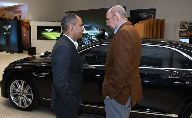 Edwin Veras y Atilio de Frías, conversan animadamente.