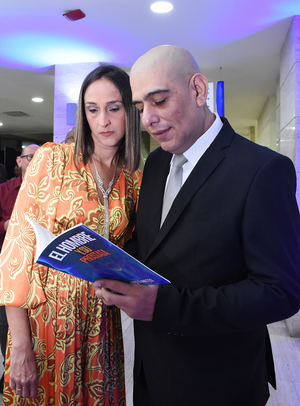 Mariana Inciarte y Alberto Fonseca, disfrutando del libro “El Hombre y su Próstata”.