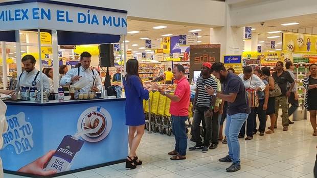 Publico asistente a las degustaciones de leche Milex