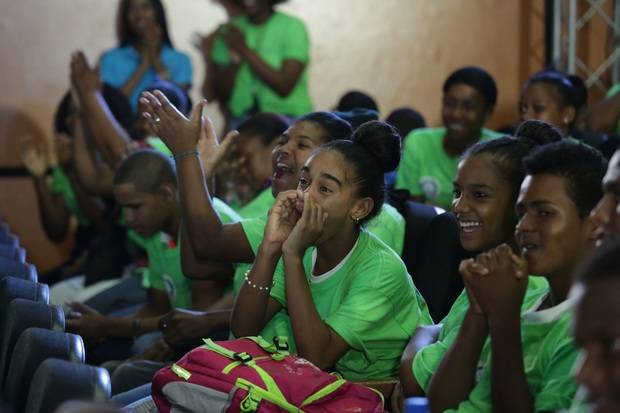 Decenas de jóvenes de diferentes puntos de la capital disfrutan de las presentaciones de los participantes del V Concurso de Música Urbana por los Valores, realizado en el Club Mauricio Báez. 