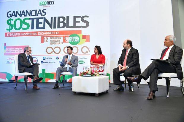 Panel sobre los desafíos del nuevo modelo de negocios.