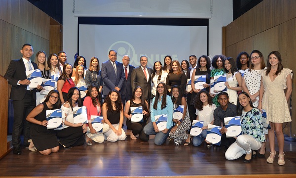 Directivos de UNIBE junto  a estudiantes sobresalientes y  ganadores de becas