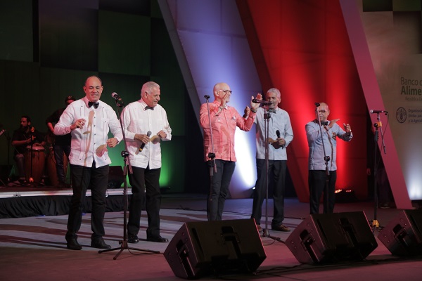 El Grupo Bonyé deleitó al público asistente en el concierto “Las mejores voces cantan contra el hambre”, a ritmo de son. 