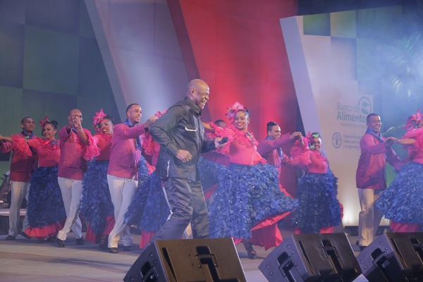 El Caballo Mayor, Johnny Ventura, junto al Ballet Folklórico Nacional interpreta el popular tema “Merenguero hasta la tambora”.   