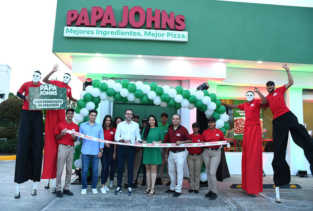 Marcos Sánchez, acompañado los ejecutivos de la franquicia  y parte servicio al cliente del Restaurante Papa John’s San Fco .De Macorís.