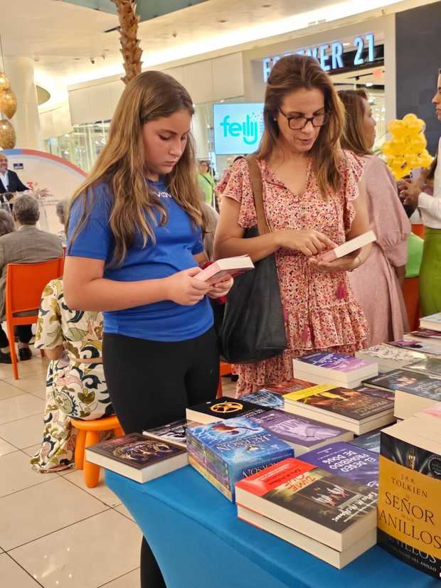 María Estela Mora y Sarah Olivero Toral.