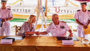 Antonella Succi presidenta de Visionando y el Almirante Antonio Natale después de la firma del acuerdo con la Marina Militar Italiana.
