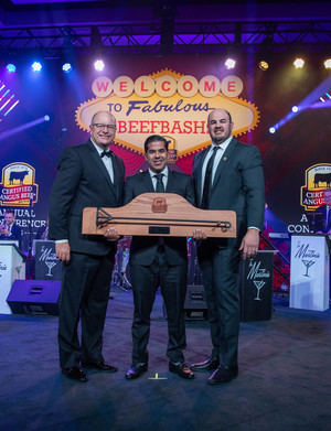 Juan Díaz, gerente de mercadeo de Supermercados Nacional recibe el premio en Conferencia Anual de CAB.