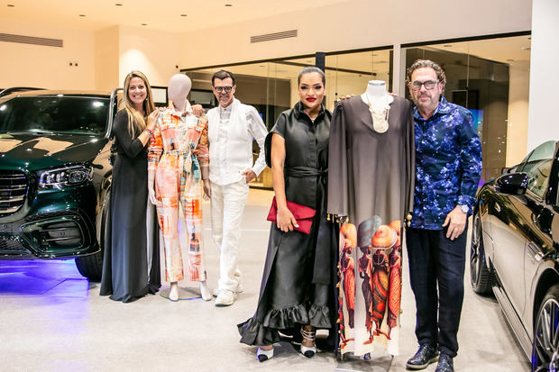 Sara Ranghi, Sócrates McKinney, Albania Rosario y José Forteza junto a maniquíes.