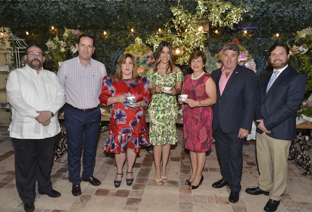 José Antonio Álvarez (Hijo), Jacqueline Herrera de Álvarez, Sharon Campbell, Francesca Ortiz y José A. Rodríguez.

 