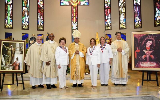 Ingrid de Feris, Angélica Benítez de Ginebra y Bernarda de Checo. Acompañados del S.E.R. Mons. Faustino Burgos Brisman C. M. Rvdo. Padre Jaime Corujo, Rvdo. Padre Israel Craviotto, Rvdo. Padre Melvin Arias y el Diácono Julio Rosario.