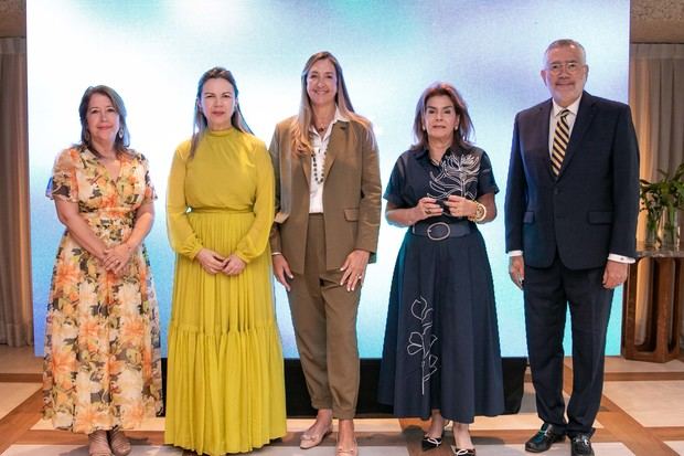Kathia Mejía, Margarita Miranda de Mitrov, Marisol Rodríguez Copello, Maritza Zeller de Bonetti y Enrique Valdez.
