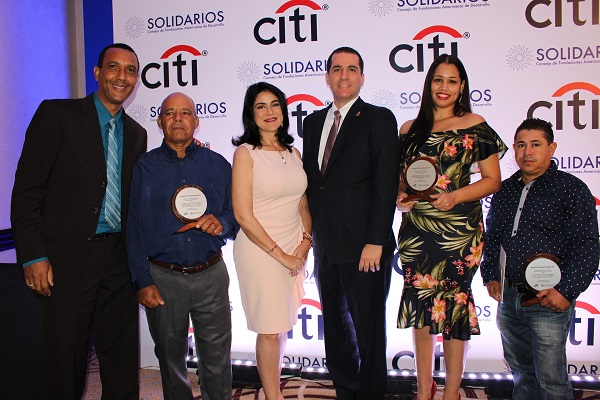 Equipo de la FDD junto a su presidenta Amelia Reyes Mora y sus clientes ganadores de Premios Citi 2018