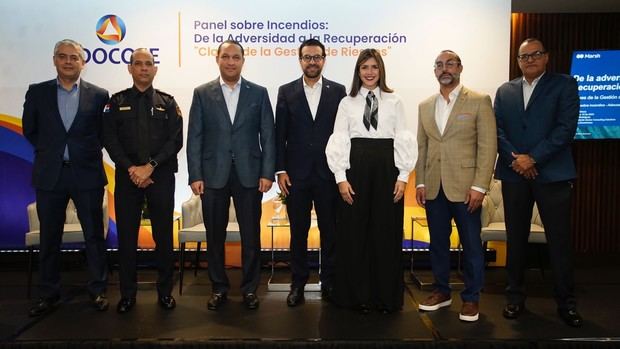 Nicole Toribio, directora ejecutiva ADOCOSE, acompañada de César Rodríguez, César Moronta, Gabino Ángeles, Alejandro Pimentel.