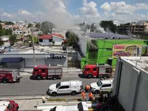 9-1-1 coordina asistencia de unidades de emergencia a incendio en una ferretería del Distrito Nacional