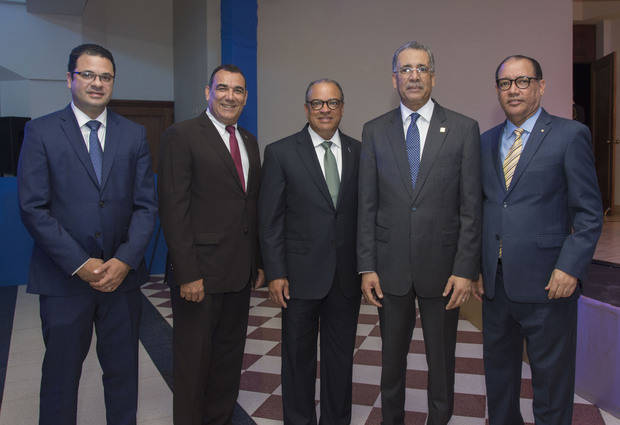 El administrador general de Banreservas, Simón Lizardo Mézquita, entrega a productores de Vallejuelo y Jorgillo carpetas con la documentación legal para dejar constituidas 16 asociaciones y la Cooperativa de Agricultores de ambas localidades (COOPVALLEJO.