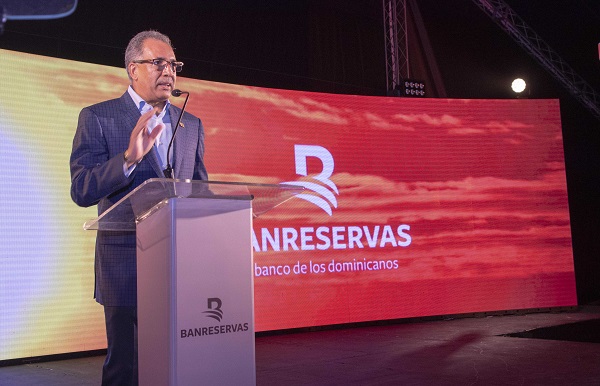 El administrador general de Banreservas, Simón Lizardo Mézquita, pronuncia anoche el discurso de bienvenida a los más de 1,600 asistentes a la 52ª Asamblea Anual de la Felaban, que se celebra desde este lunes en Punta Cana.