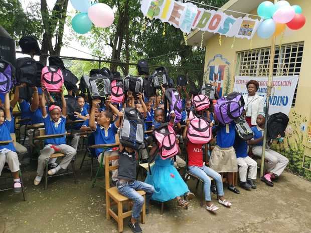 Parte de los niños beneficiados de la Escuela Básica Carmen V. Blandino, quienes recibieron donaciones por parte de la Fundación Blandino.
