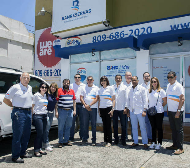 Al centro, Mélido Marte, presidente de Remax, y los ejecutivos de Banreservas Miguel Fernández, director general de Negocios Empresariales;  William Read, subadministrador de Negocios y Mirjan Abreu, directora de Negocios Personales, durante un recorrido de ExpoHogar 2017. Los acompañan directivos de ambas instituciones.