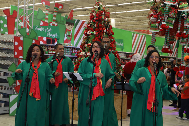 Clientes recibidos con villancicos navideños