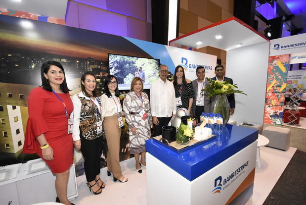 Simón Lizardo Mézquita, administrador general del Banco de
Reservas, visita el stand de esa institución financiera en FOROMIC. Lo
acompañan algunos miembros de los equipos de Negocios y
Responsabilidad Social y Sostenibilidad.