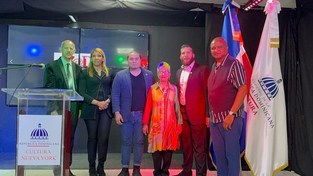 Xiomarita con los representantes de los reconocimientos, con el Presidente del Instituto Duartiano y el comunicador José Zabala.