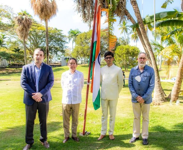  Antonio Lama, cónsul de India; Fernando González Nicolás, presidente de la Mesa Redonda de los Países de la Mancomunidad; Arup Kumar Saha, encargado de negocios de la embajada de la India y Campos de Moya, ex cónsul de la India en el país.