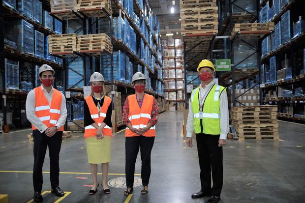  Miguel Andrés Martínez, presidente de la BelChamRD; Marieke Anaf, primera secretaria de la embajada de Bélgica; Jehanne Roccas, embajada de Bélgica y Luis Mauricio Bogaert, directivo de la Cámara de Comercio, durante un recorrido por las instalaciones de la empresa de logística Caribetrans.
