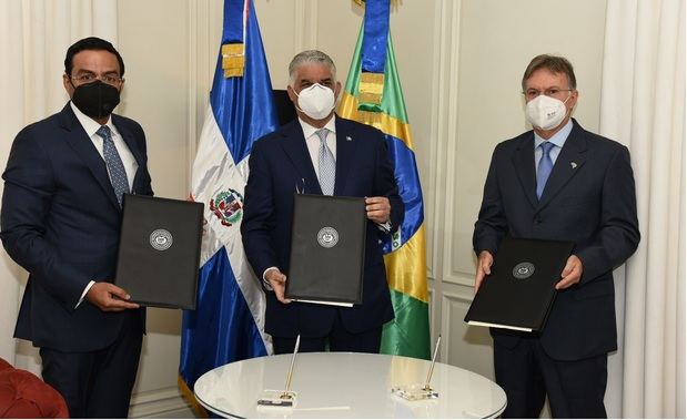 Director ejecutivo del CEI-RD, Marius de León, Canciller Miguel Vargas y el embajador de Brasil acreditado ante el Gobierno dominicano, Clemente de Lima Baena Soares. 