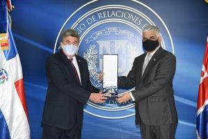 Canciller Miguel Vargas impone condecoraci&#243;n embajador brit&#225;nico