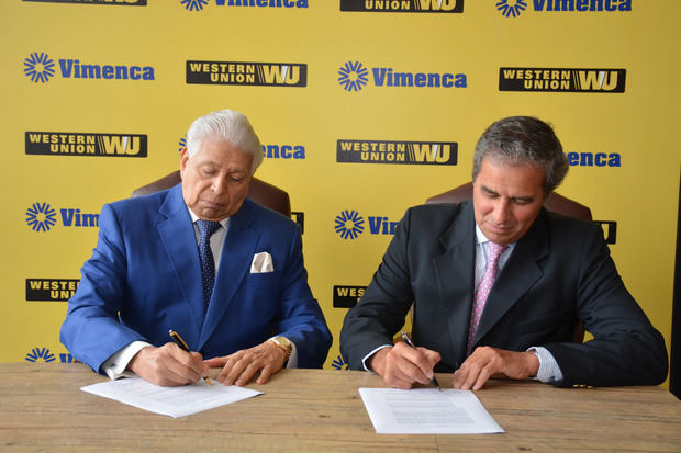 Víctor Méndez Capellán, Presidente Vimenca  e Ignacio Videla, Vicepresidente de Western Union para América Latina y el Caribe, firman renovación de Contrato